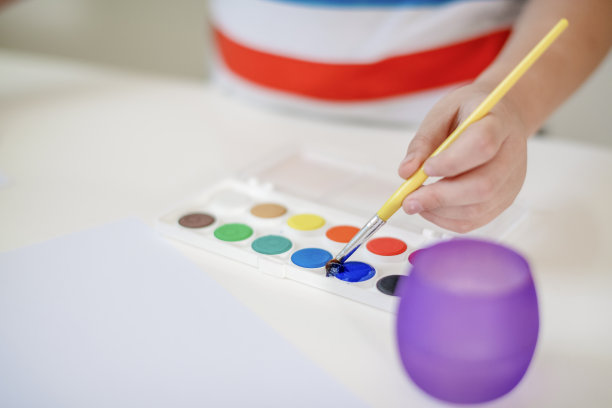 男孩用水彩画图片下载