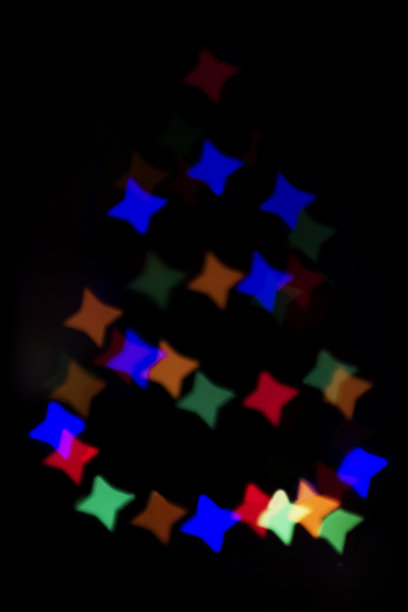 昏暗的灯光下树图片下载