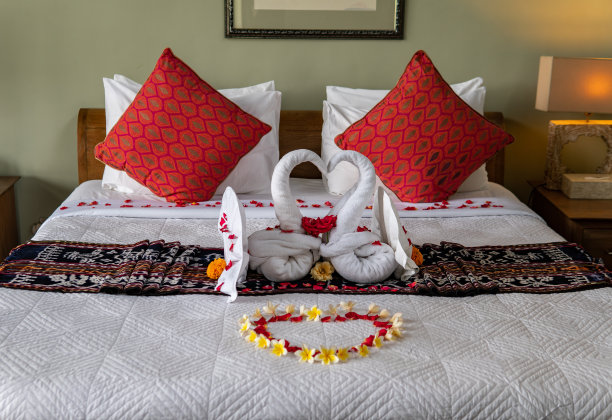 两只带花的毛巾天鹅图片下载