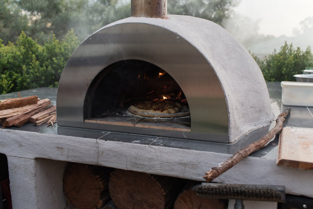 用木头烤披萨烤箱做披萨图片下载