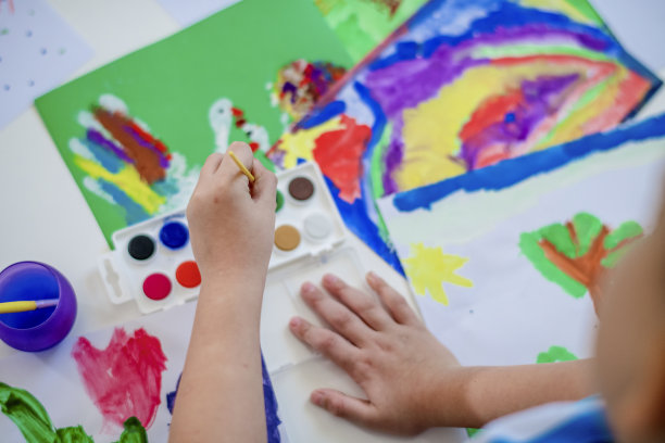 男孩用水彩画图片下载