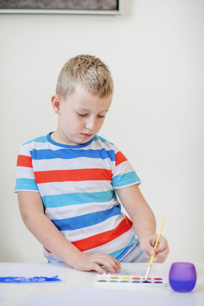 男孩用水彩画图片下载