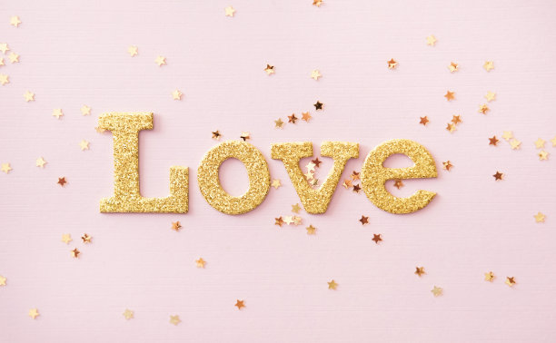 粉色背景上的金色“爱”字和星星亮片情人节素材图片下载