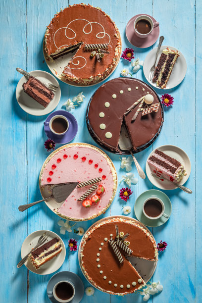 餐桌上装饰着鲜花的美味蛋糕图片下载