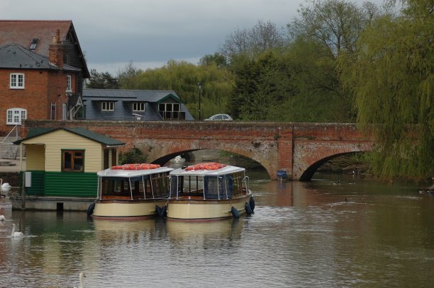 埃文河畔斯特拉特福镇桥下的小船图片下载