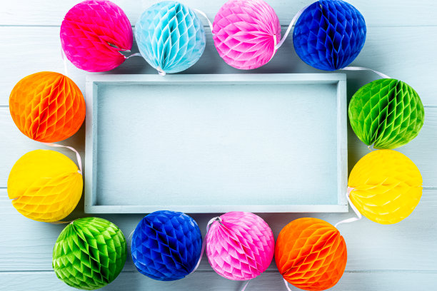 节日背景与彩色纸球。图片下载