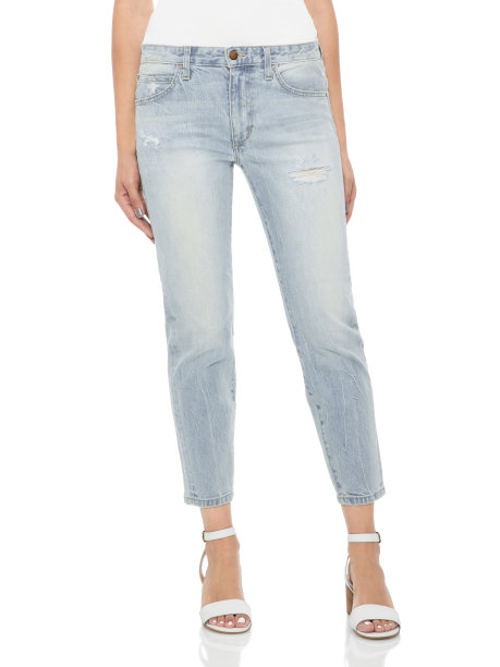 女人穿蓝色紧身牛仔裤白色高跟鞋，白色背景，蓝色紧身牛仔裤白色高跟鞋的女人，白色背景图片下载