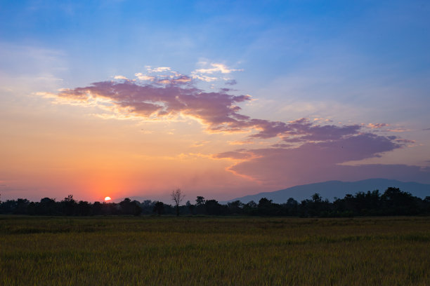 日落前的黄昏天空在山上。图片以自然景色为背景景观。图片下载