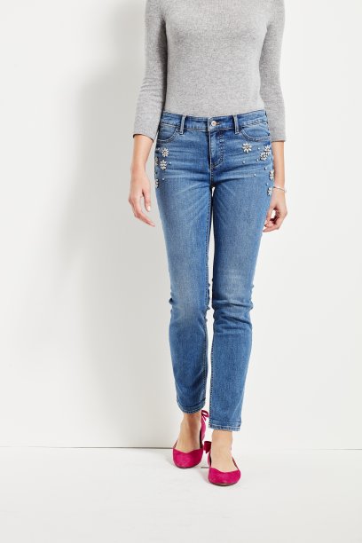 女人在蓝色紧身牛仔裤与白色高跟鞋，白色背景，女人在紧身牛仔裤和高跟鞋，白色背景，休闲夏季白色裤子女人高腰裤子的女人图片下载