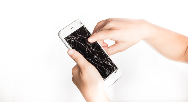愤怒的小女孩拿着一个屏幕破碎的智能手机图片下载