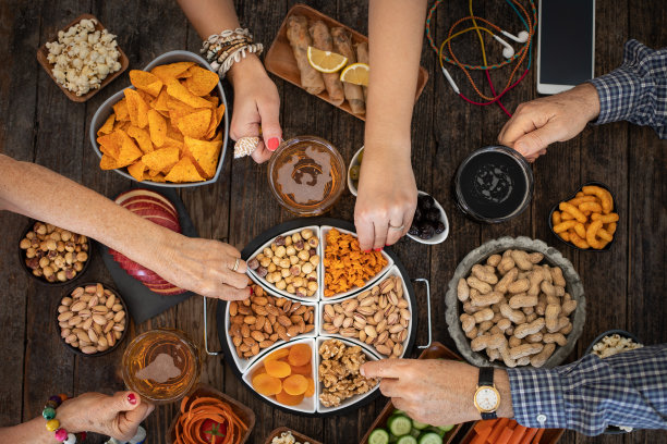 下班后去酒吧喝啤酒庆祝圣诞节，干杯图片下载