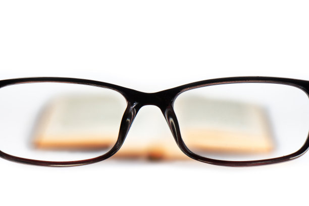 眼镜打开书白色的背景图片下载