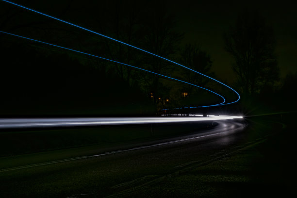 夜晚的车灯图片下载