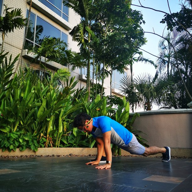 亚洲青年在公园练习瑜伽图片下载