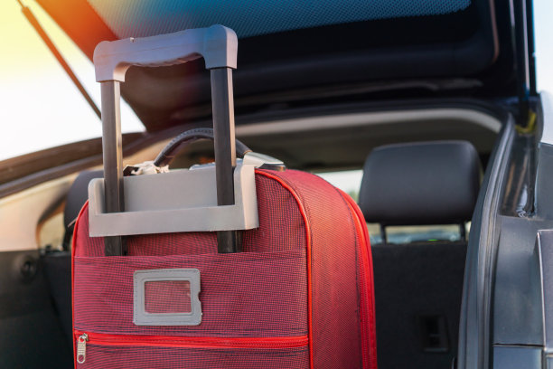 汽车后备箱里准备出发旅行的手提箱。图片下载