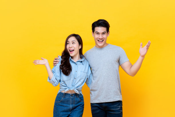 幸福的年轻亚洲夫妇牵着对方微笑和张开的手图片下载