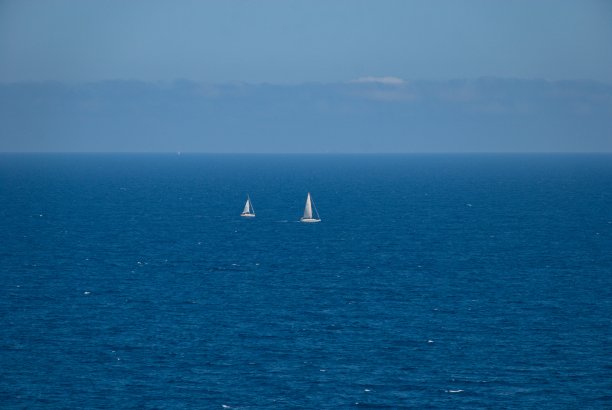 巴塞罗那，西班牙- 2019年8月18日:美丽的白色帆船在蓝色的大海图片下载