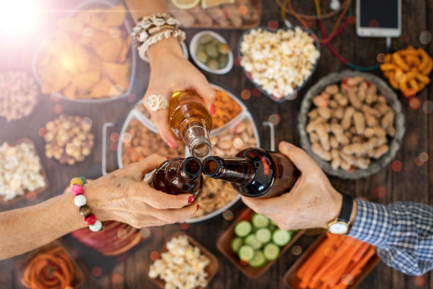 下班后去酒吧喝啤酒庆祝圣诞节，干杯图片下载