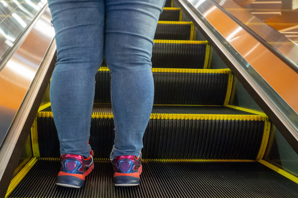 女人站在自动扶梯上图片下载