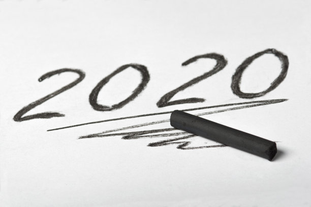 手绘数字2020和艺术家的黑色木炭。新年的概念。图片下载