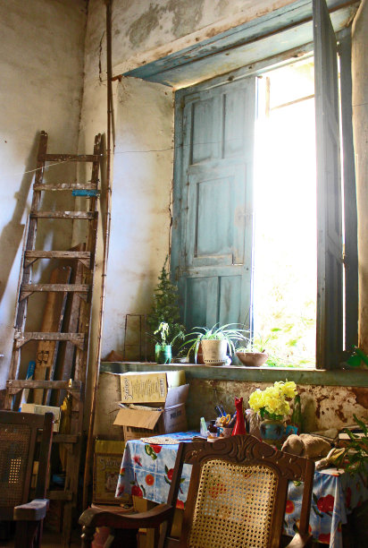 老房子里明亮的窗户图片下载