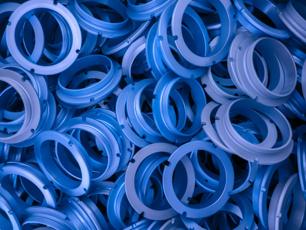 一个抽象的背景蓝色幻影蓝色涂覆金属环零件图片下载