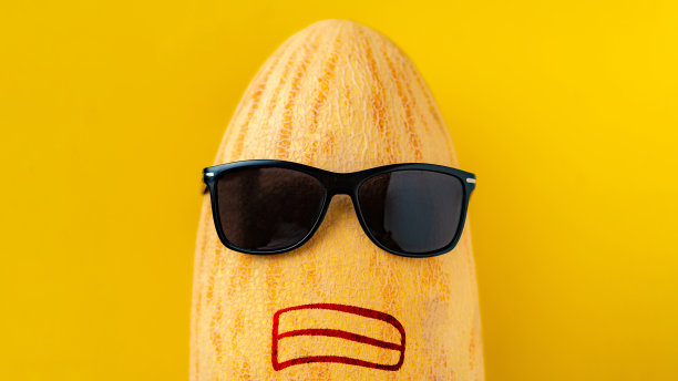 愤怒的情绪情绪在果粉的脸上平躺着，消极的微笑着图片下载