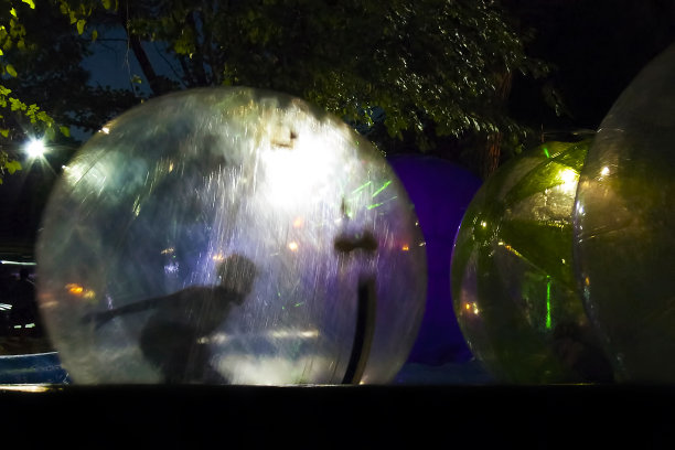 快乐的孩子们在一个漂浮的气球在水池里图片下载