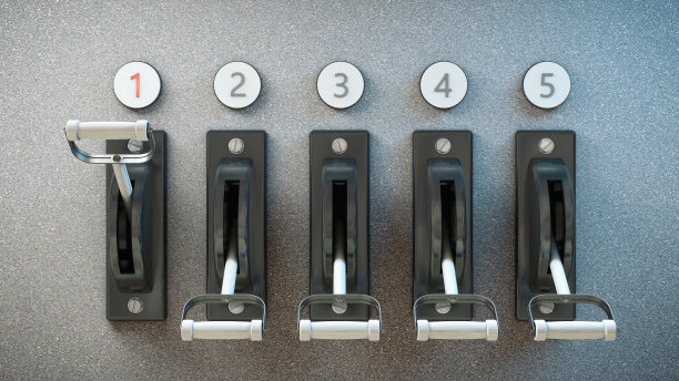 墙上有五个高压开关。图片下载