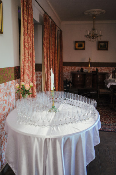 婚礼大厅里装饰精美的婚宴餐桌和其他细节。结婚的那一天。图片下载