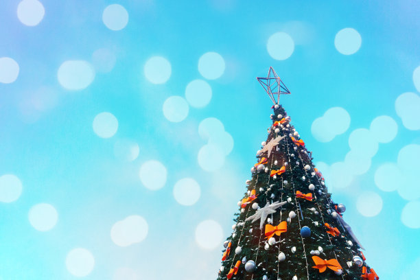 大型环保装饰圣诞树，蓝天背景图片下载