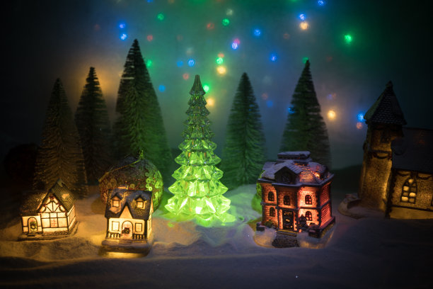 圣诞背景与小饰品，在雪，自由空间的文字。圣诞装饰图片下载