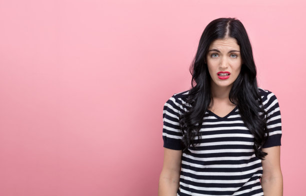 厌恶的表情与年轻女子图片下载