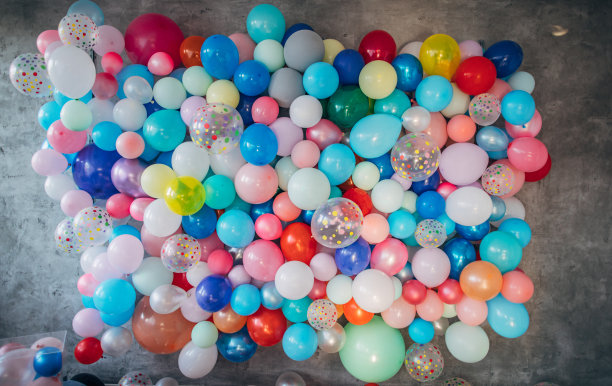 墙上挂着五颜六色的气球图片下载