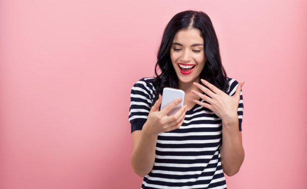 年轻女子在用手机图片下载