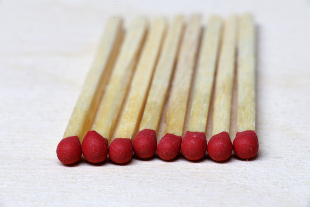 危险标志与火柴在白色背景俯视图图片下载