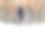 一个女孩在冬天跑过公园图片下载