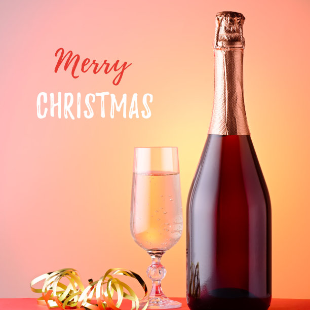 香槟酒瓶和酒杯，圣诞装饰品。圣诞卡片的构图用红色和橙色。圣诞贺卡图片下载