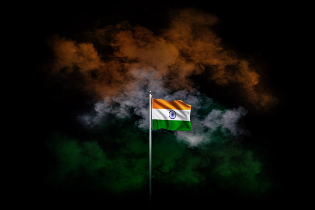 印度国旗烟雾效果与印度国旗在黑色背景图片下载