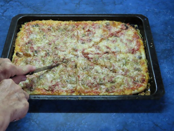 桌上的意大利菜图片下载