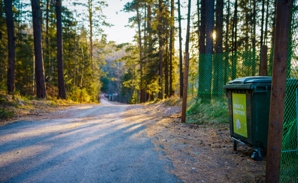 路边的垃圾桶图片下载
