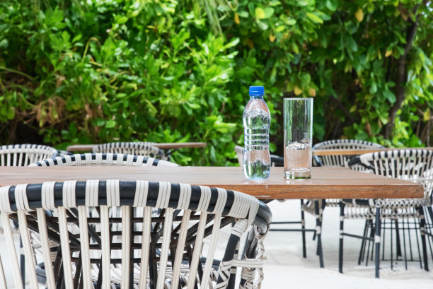 餐厅桌上有一瓶水和一个杯子图片下载