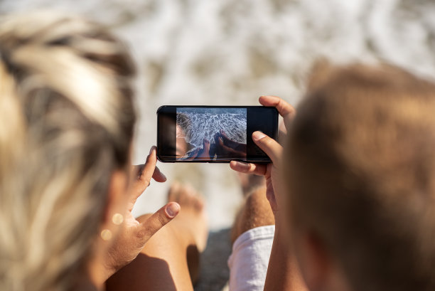 一对情侣在海滩上拍脚的照片图片下载