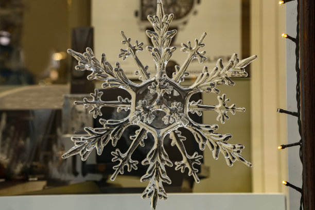 水晶雪花挂在商店的橱窗里图片下载