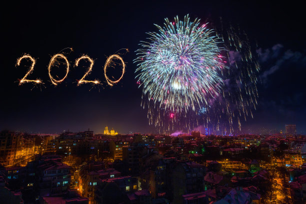 瓦尔纳市中心有许多闪烁的烟花庆祝新年前夜图片下载