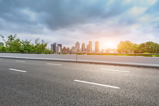 空荡荡的沥青公路和上海高楼林立的城市天际线图片下载