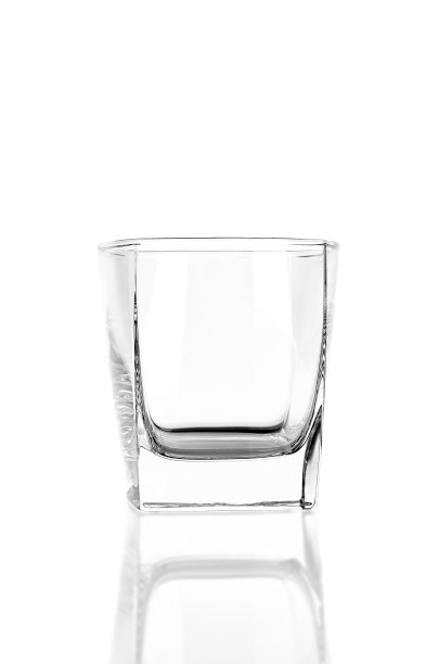 白色背景上的威士忌图片下载