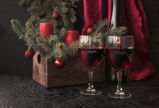 圣诞背景下的红酒图片下载