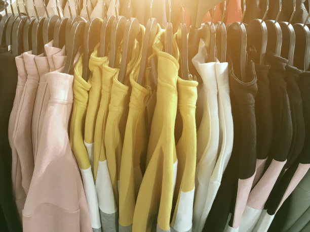 商店里挂在衣架上的五颜六色的衣服图片下载