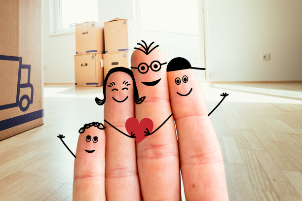 家庭搬进新家的概念:在模糊明亮的房间前画上手指的家庭图片下载